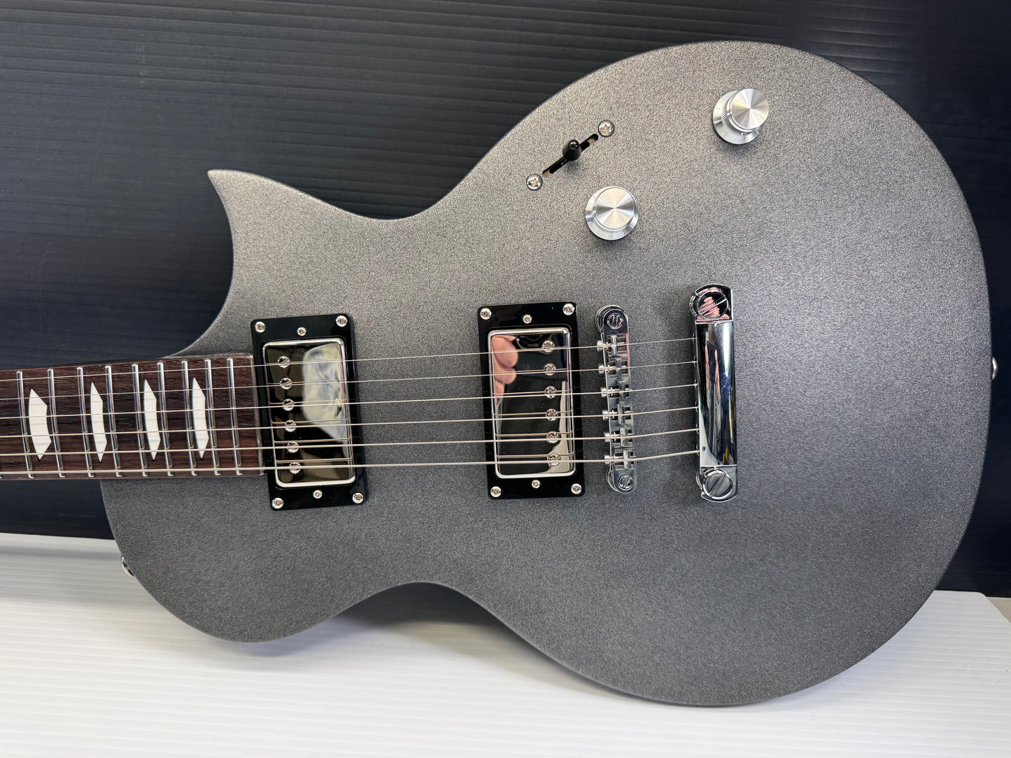 Share EART EGLP-610 Thin Body Okoume LP Style Guitar Premium Features New in Box